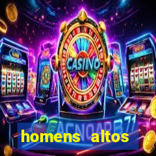 homens altos sarados pelados